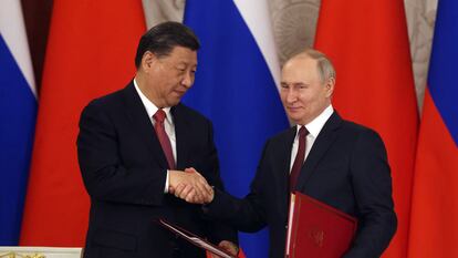 El presidente chino Xi Jinping y el presidente ruso Vladimir Putin se dan la mano durante la ceremonia de firma en el Gran Palacio del Kremlin, el 21 de marzo de 2023 en Moscú, Rusia.