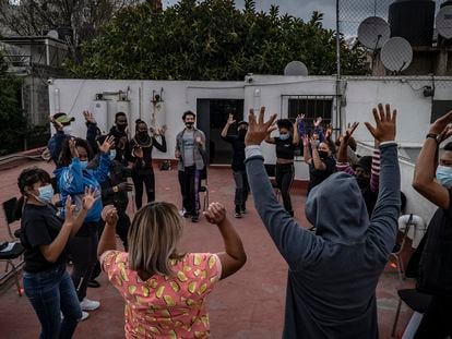 Un grupo de migrantes centroamericanos toma un taller de teatro en la Casa Refugio Citlaltépetl de Ciudad de México.