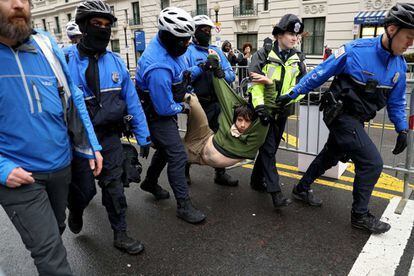 Un manifestante es arrastrado por intentar impedir el acceso a la Explanada Nacional, en Washington. 
