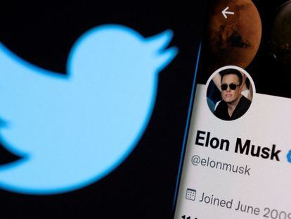FILE PHOTO: Elon Musk's twitter account is seen on a smartphone in front of the Twitter logo in this photo illustration taken, April 15, 2022. REUTERS/Dado Ruvic/Illustration/File Photo