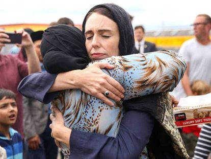 La primera ministra de Nueva Zelanda Jacinda Ardern abraza a una mujer, hoy en una mezquita de Wellington.