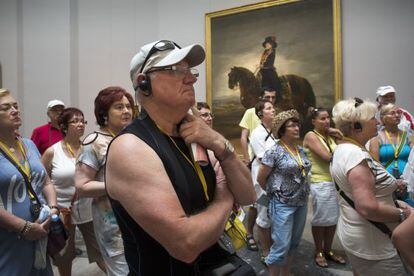 Turistas en el Museo del Prado de Madrid.