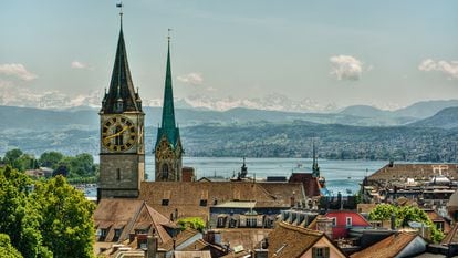 Las torres del reloj de las iglesias Fraumünster y St. Peter de Zúrich (Suiza).