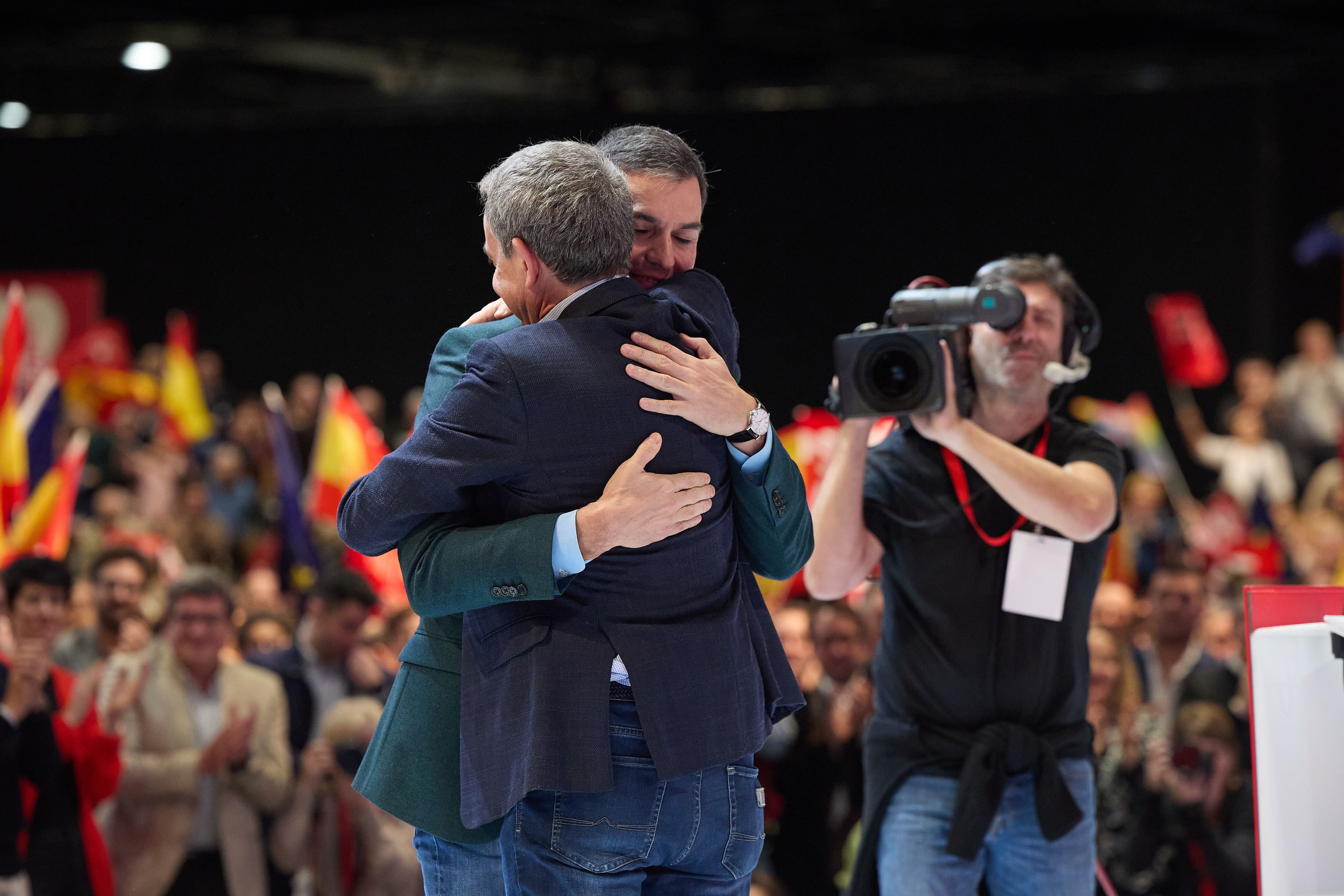 El presidente del Gobierno, Pedro Sánchez, y el expresidente José Luis Rodríguez Zapatero, durante el acto del PSOE, este domingo en Madrid.