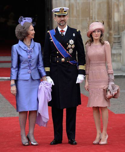La reina Sofía y los Príncipes de Asturias, don Felipe y doña Letizia, llegan a la abadía de Westminster.