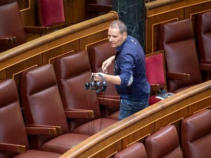 Un trabajador distribuía el viernes auriculares durante el debate de investidura en el Congreso.