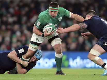 El irlandés CJ Stander es placado por los escoceses Rory Sutherland y Scott Cummings.