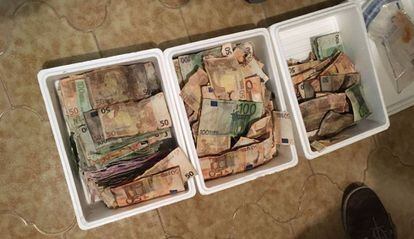 Cajas con dinero podrido encontradas en el domicilio de uno de los integrantes de la red.