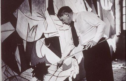 Pablo Picasso  pintando el &lsquo;Guernica&rsquo;, fotografiado por Dora Maar en 1937.