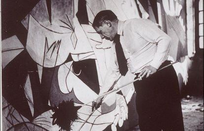 Pablo Picasso pintando el ‘Guernica’, fotografiado por Dora Maar en 1937.