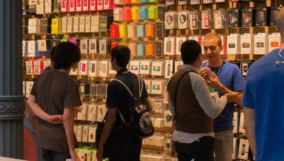 Un grupo de dlientes en la tienda de Apple en Madrid.