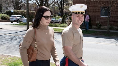 El mayor de la infantería de Marina Joshua Mast y su esposa, Stephanie, a su llegada a un juzgado en la ciudad de Charlottesville, en Virginia (Estados Unidos) en marzo de este año