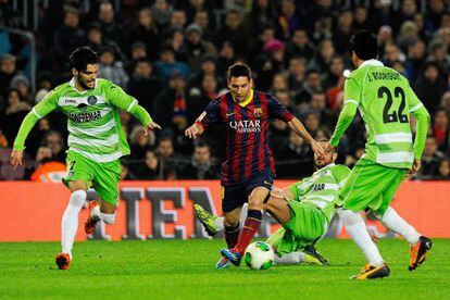 Messi intenta marcharse de tres jugadores del Getafe.