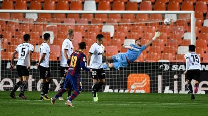 Messi supera la barrera y bate a Cilessen en el lanzamiento que supuso el tercer gol