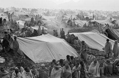 Agosto de 1985. Refugiados hambrientos en el campo de Gando.