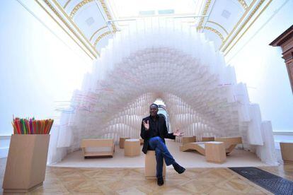 Diebedo Francis Kere, ante su instalación la Royal Academy of Arts de Londres, con motivo de la exposición 'Sensing Spaces: Architecture Reimagined'.