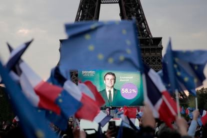Seguidores de Macron celebran junto a la torre Eiffel la victoria de su candidato.