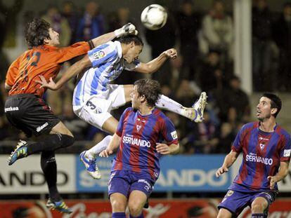 Altamira despeja un balón ante Weligton