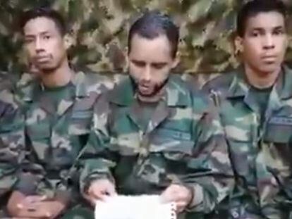 Militares venezolanos secuestrados por las disidencias de las FARC leen un mensaje ante la cámara.