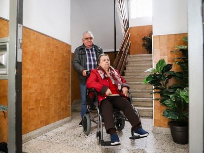 Inocenta Peláez y su marido Lorenzo, en el rellano del portal de su casa de Madrid, el pasado miércoles.