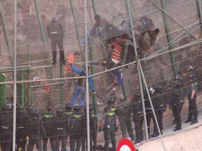 Intento de salto de la valla de Melilla, el 18 de junio de 2014.