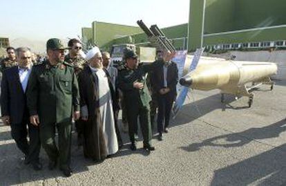 Hassan Rouhani, en el centro, visita una instalación militar en Teherán.
