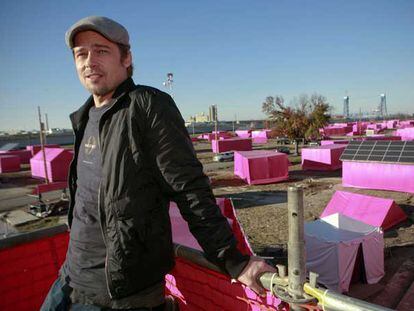 Las carpas rosas de Brad Pitt, que simulan las casas ecológicas que promueve.