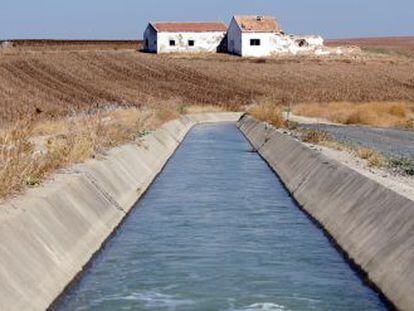 Canales de riego con agua procedente del pantano Torre del Águila, en Utrera.