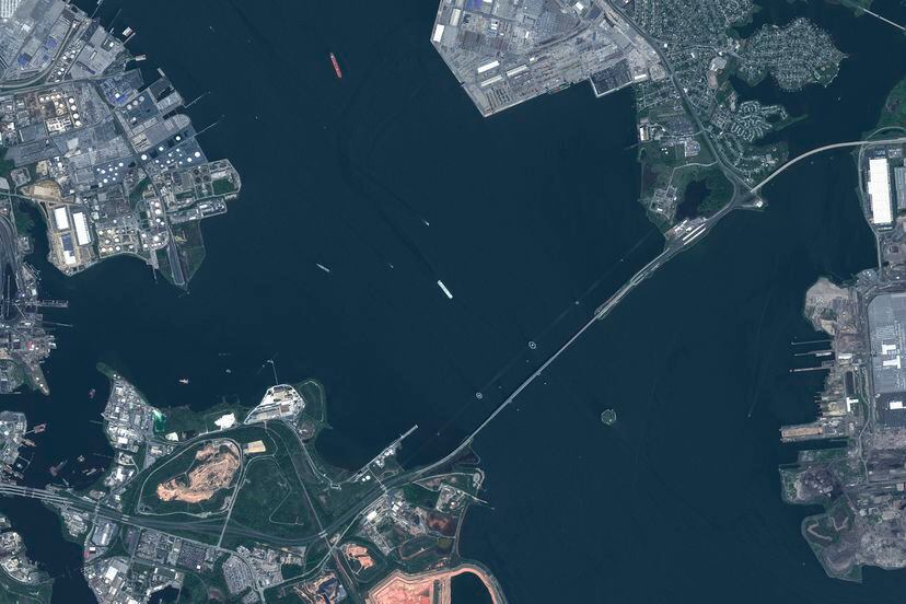 Imagen de satélite proporcionada por Maxar Technologies que muestra la vista general del puente Francis Scott Key en Baltimore, Maryland, el 6 de mayo de 2023