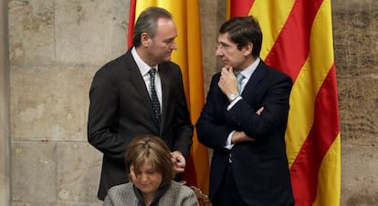 Alberto Fabra con el presidente de Bankia, José Ignacio Goirigolzarri, tras la consejera Isabel Bonig.