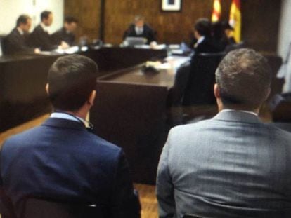 Bradford Young, vicepresidente de Tripadvisor (a la derecha de la imagen) en el juicio.