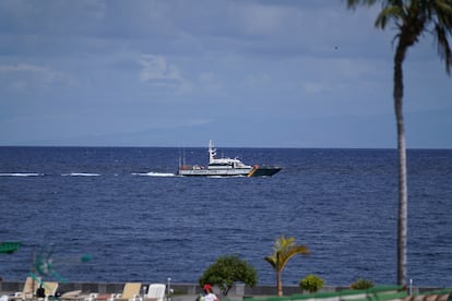 La patrullera Río Duero realiza labores de búsqueda de las niñas Anna y Olivia en la costa este de Tenerife.