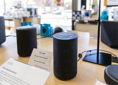 Altavoces inteligentes Echo de Amazon con Alexa en una tienda de Berkeley (California).
