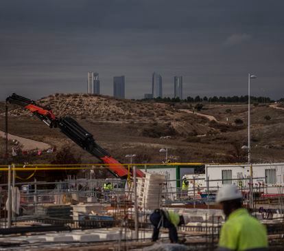 Varios trabajadores en la construcción de edificios residenciales en Valdebebas, Madrid.