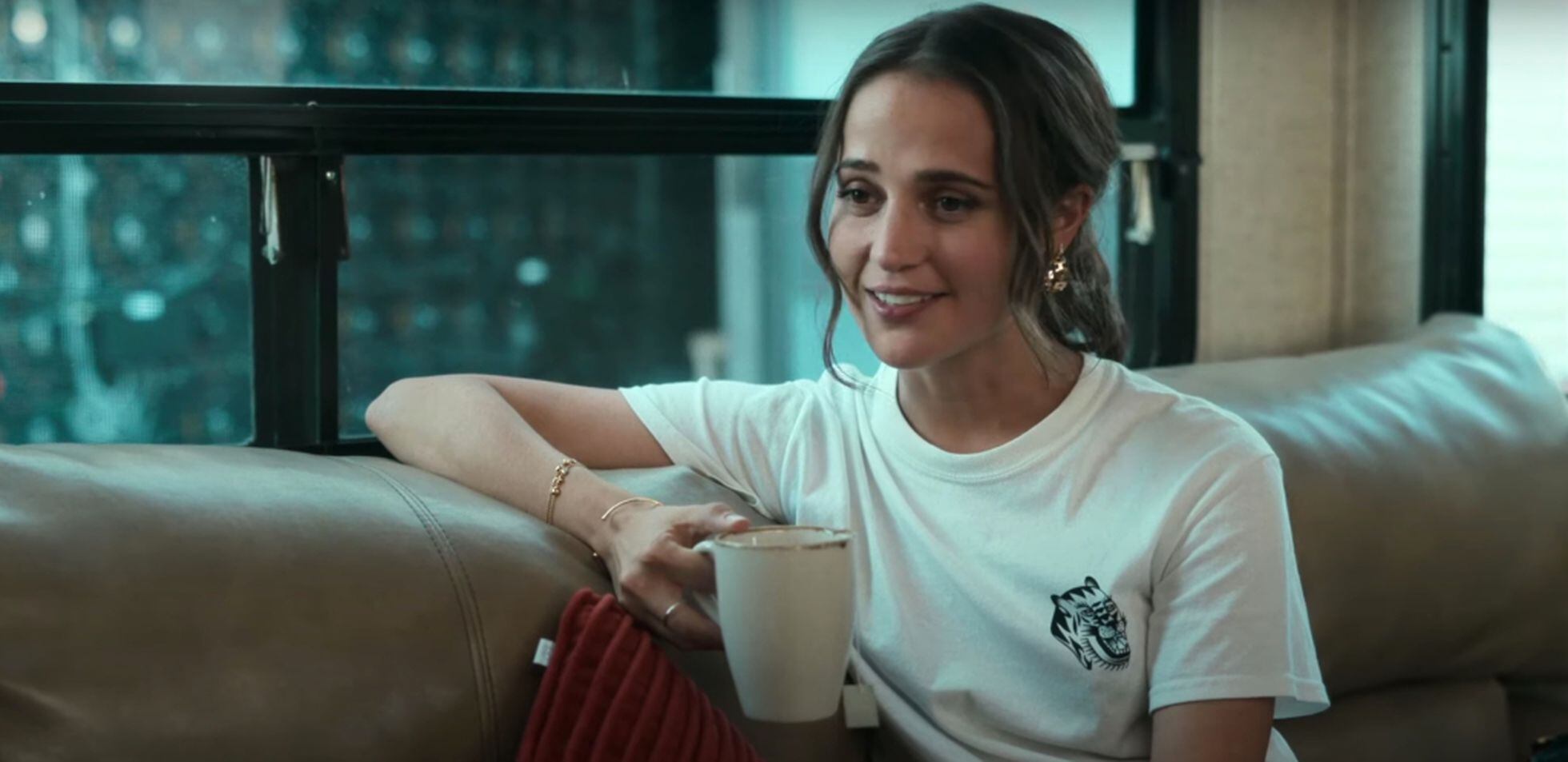 La historia detrás del vestuario de la serie de Alicia Vikander