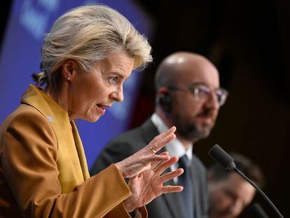 La presidenta de la Comisión Europea, Ursula von der Leyen, junto al presidente del Consejo Europeo, Charles Michel, tras la reunión de los Veintisiete en Bruselas este jueves.