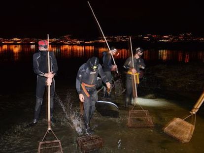 Mariscadores furtivos se disponen a faenar en la ría de Ferrol