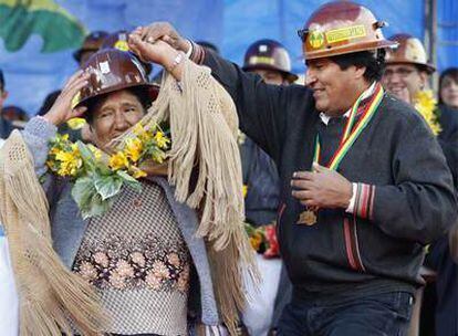 El presidente de Bolivia, Evo Morales, baila en La Paz con una trabajadora de una cooperativa minera.