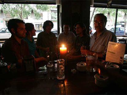 Clientes de un bar de Argüelles toman unas consumiciones a la luz de una vela.