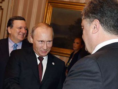 El presidente ruso, Vlad&iacute;mir Putin, saluda a su hom&oacute;logo ucranio, Petro Poroshenko, antes de la cumbre UE-Asia en Mil&aacute;n (Italia). 
