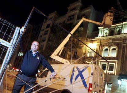 Francisco Tenllado sostiene una estructura para colocar las luces de Navidad en la calle de Serrano.