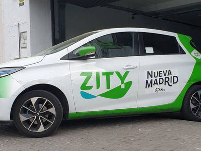 Coche eléctrico de la flota de Zity, operador de carsharing de Renault y Ferrovial, que reanuda el servicio este miércoles en Madrid.