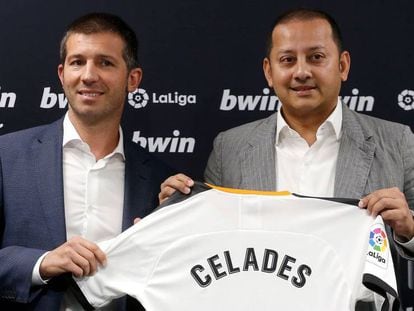 Albert Celades (izquieda), presentado por el presidente del Valencia, Anil Murthy. En vídeo, declaraciones del nuevo entrenador.