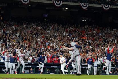 Los Bravos de Atlanta sorprenden y se llevan el juego 1 de la Serie Mundial  ante los Houston Astros - Noticias de El Salvador