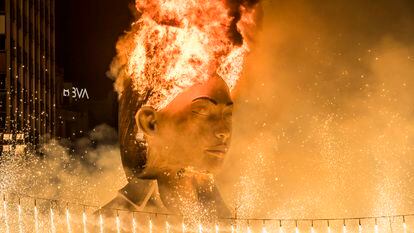 La cabeza de la Meditadora, la falla municipal de Valencia, pasto de las llamas.