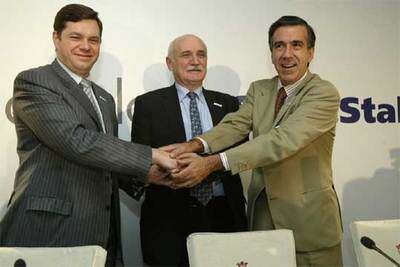 Alexei Mordashov, a la izquierda, con Guy Dollé y Gonzalo Urquijo, ayer en Madrid.