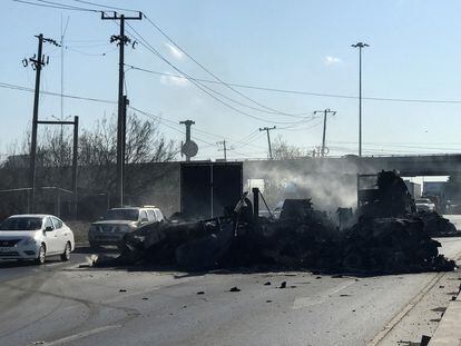 Los restos carbonizados de un tráiler que fue incendiado por presuntos pandilleros tras la detención de Juan Gerardo "N", alias "El huevo", presunto líder de la delincuencia organizada en Nuevo Laredo, México.