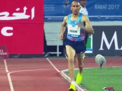 Un atleta no oye una salida nula y sigue corriendo