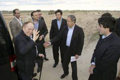 Foto facilitadas por la Comunidad de Madrid que muestra al inversor norteamericano Sheldon Adelson (izda), durante su visita a los terrenos ubicados en el municipio de Alcorcón. EFE/Archivo