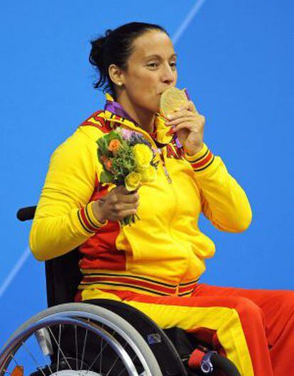 Teresa Perales, con una de sus seis medallas